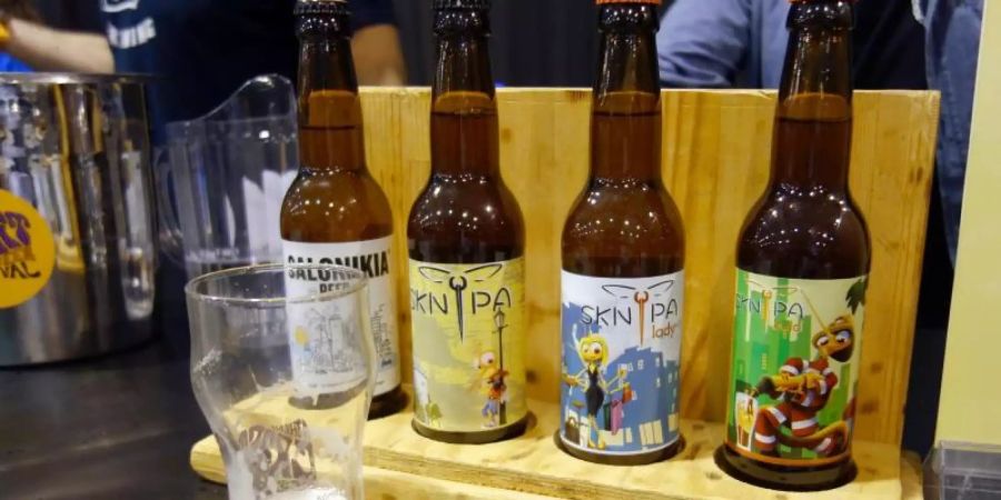 Sknipa – auf Deutsch die Sandmücke – ist eine der erfolgreichsten griechischen Craft-Beer-Brauereien. Die Micro-Brauer haben ihren Sitz in Thermi nahe der nordgriechischen Hafenstadt Thessaloniki. Foto: Alexia Angelopoulou/dpa