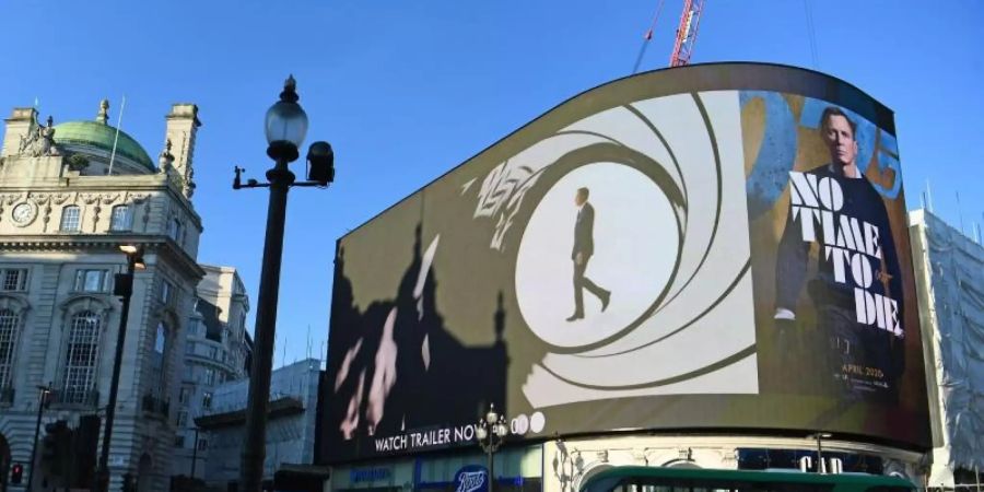 Der Trailer zum Bond-Film «Keine Zeit zu sterben» wird auf einer Grossleinwand am Londoner Piccadilly Circus gezeigt. Foto: Victoria Jones/PA Wire/dpa