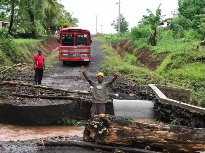 Ein Bus steht vor einer Brücke, die während des Tropensturms «Sarai» beschädigt wurde. Sarai