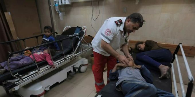 Ein Arzt mit Kindern aus der Familie von Abu Malhus Ein Arzt mit Kindern aus der Familie von Abu Malhus
