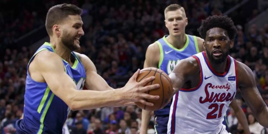 Maxi Kleber (l) von Dallas Mavericks feiert Weihnachten via Facetime. Foto: Chris Szagola/AP/dpa