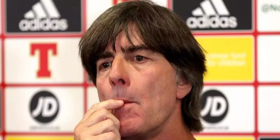 Joachim Löw will sich von der Torwart-Debatte nicht beeinflussen lassen. Foto: Liam Mcburney/PA Wire