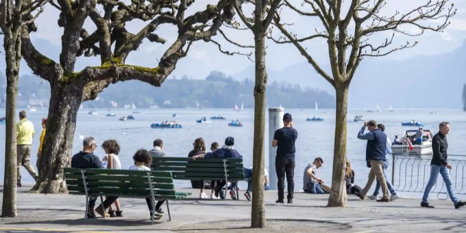 Hunderte von Tagestouristen zieht es bei herrlichem Frühlingswetter an die Seepromenade von Luzern, am Karfreitag, 2. April 2021. Luzern See