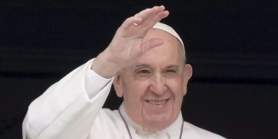 Papst Franziskus erteilt seinen Segen, während er das Angelus-Mittagsgebet am Fenster seines Arbeitszimmers mit Blick auf den Petersplatz spricht. Foto: Andrew Medichini/AP/dpa