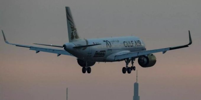 Eine Maschine der Gulf Air setzt am Morgen auf dem Flughafen Frankfurt zur Landung an. Foto: Boris Roessler/dpa Eine Maschine der Gulf Air setzt am Morgen auf dem Flughafen Frankfurt zur Landung an. Foto: Boris Roessler/dpa