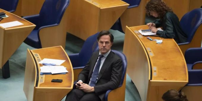 Mark Rutte, Premierminister der Niederlande, hört einer Debatte im Parlament zu. Mark Rutte