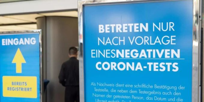 Ein Schild vor einer Filiale von Galeria Kaufhof Filiale in Dortmund weist auf die Testpflicht hin. Foto: Bernd Thissen/dpa Ein Schild vor einer Filiale von Galeria Kaufhof Filiale in Dortmund weist auf die Testpflicht hin. Foto: Bernd Thissen/dpa