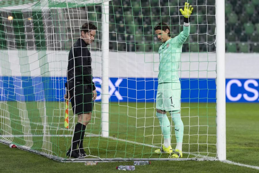 Beim Einschiessen bemerkte der Goalie-Trainer der Schweizer Nati, dass etwas mit dem Tor nicht stimmt.