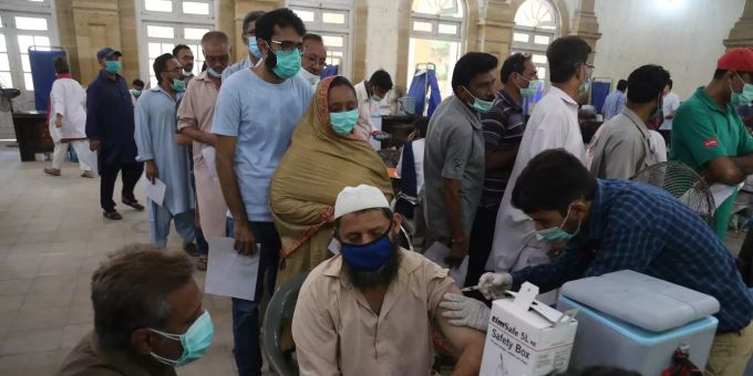 Ein pakistanischer Bürger erhält eine Dosis des Impfstoffs von AstraZeneca gegen Covid-19 während der zweiten Phase der pakistanischen Coronavirus-Impfaktion in Karachi, Pakistan, am 10. Mai 2021. Coronavirus Karachi