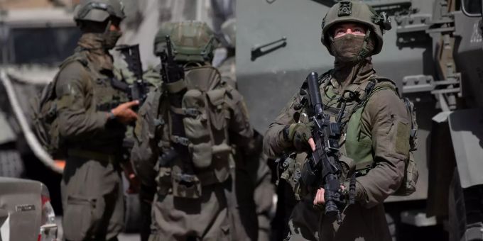 04.05.2021, Israel, Aqraba: Israelische Soldaten suchen nach einem mutmasslichen palästinensischen Bewaffneten im Dorf Aqraba, in der Nähe der Westbank-Stadt Nablus. (Symbolbild) Israel Palästinenser