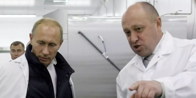 Jewgenij Prigoschin (r.) mit Präsident Wladimir Putin. wagner