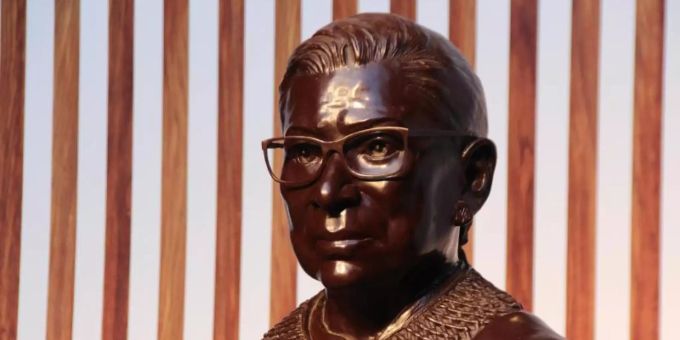 Bronze statue of Ruth Bader Ginsburg in a mall in the Brooklyn borough.  Photo: Christina Horsten / dpa