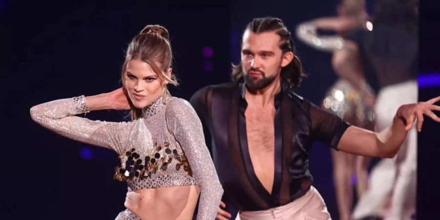 Kim Riekenberg, Model, und Pasha Zvychaynyy, Profitänzer, tanzen in der zweiten Runde der RTL-Tanzshow «Let's Dance» Cha Cha Cha zu «Head, Shoulders, Knees & Toes». Foto: Rolf Vennenbernd/dpa