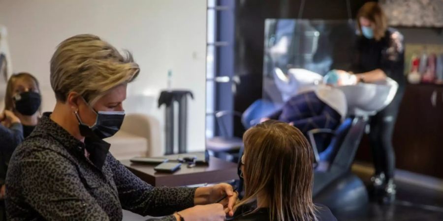 Friseurin mit Kundin