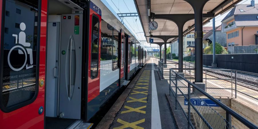 Regionalzug am Bahnhof Lengnau (BE).