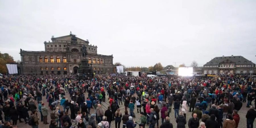 Eine Demonstration der Initiative «Querdenken 351» im Oktober 2020 in Dresden. Die Stadt hat für Samstag geplante «Querdenken»-Demos verboten. Foto: Sebastian Kahnert/dpa-Zentralbild/dpa