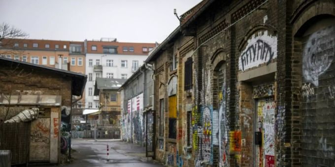 Im Lockdown verlassene Strasse in Berlin Im Lockdown verlassene Strasse in Berlin