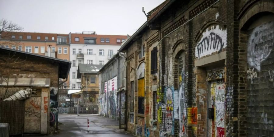 Im Lockdown verlassene Strasse in Berlin