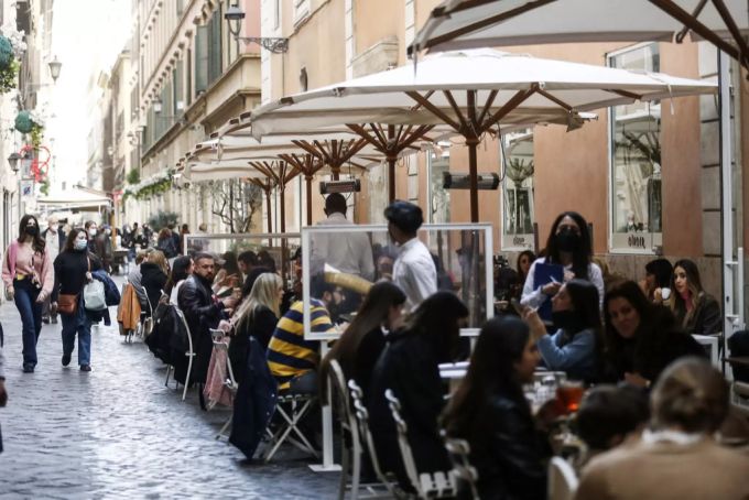 Restaurants und Bars in Rom mit vollen Terrassen am 6. Februar 2021. In gelben Zonen dürfen die Gastrobetriebe tagsüber öffnen. Italien Coronavirus Restaurants