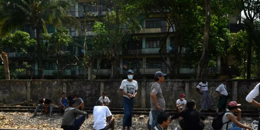 Bahnarbeiter in Myanmars Handelsmetropole Yangon