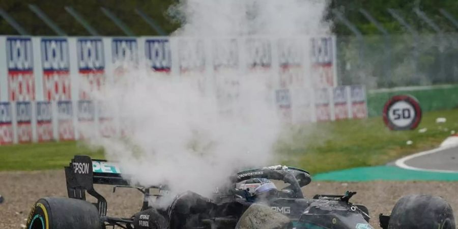 Der Rennwagen von Valtteri Bottas war nach dem Unfall mit George Russell nur noch Schrott. Foto: Hasan Bratic/dpa