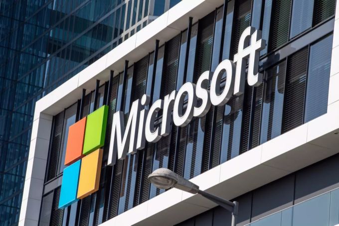 Das Microsoft-Logo auf einem Bürogebäude in München, Deutschland, Microsoft wird Discord nicht übernehmen, der Onlinedienst bleibt vorerst unabhängig. Microsoft Discord