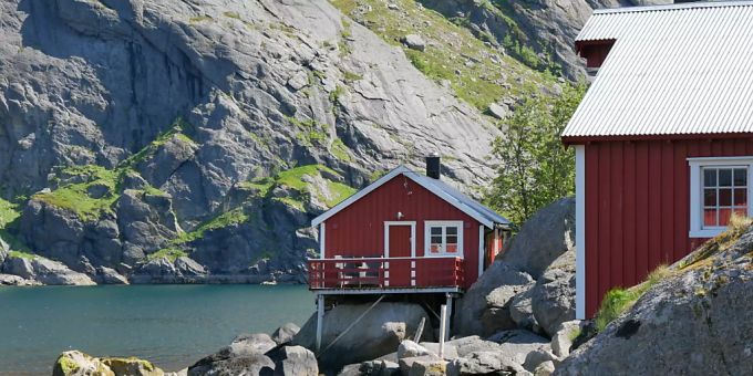 ARCHIV - Spitze Felsen und rote Fischerhütten am Meer. So sehen die Lofoten aus. Foto: Insa Kohler/dpa/Archiv - ACHTUNG: Honorarfrei nur für Bezieher des Dienstes dpa-Nachrichten für Kinder ARCHIV - Spitze Felsen und rote Fischerhütten am Meer. So sehen die Lofoten aus. Foto: Insa Kohler/dpa/Archiv - ACHTUNG: Honorarfrei nur für Bezieher des Dienstes dpa-Nachrichten für Kinder