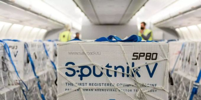 Eine Lieferung des Corona-Impfstoffes Sputnik V steht in einem Flugzeug der argentinischen Fluggesellschaft Aerolineas Argentinas. Foto: ---/telam/dpa Eine Lieferung des Corona-Impfstoffes Sputnik V steht in einem Flugzeug der argentinischen Fluggesellschaft Aerolineas Argentinas. Foto: ---/telam/dpa
