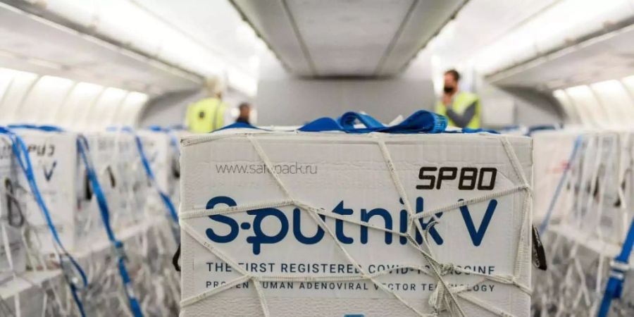 Eine Lieferung des Corona-Impfstoffes Sputnik V steht in einem Flugzeug der argentinischen Fluggesellschaft Aerolineas Argentinas. Foto: ---/telam/dpa