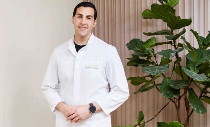 Dr. med. Rafael Loucas, Arzt bei Hair & Skin, sieht einen Zusammenhang zwischen der Corona-Pandemie und der Häufung von Haarausfällen. Rafael Loucas