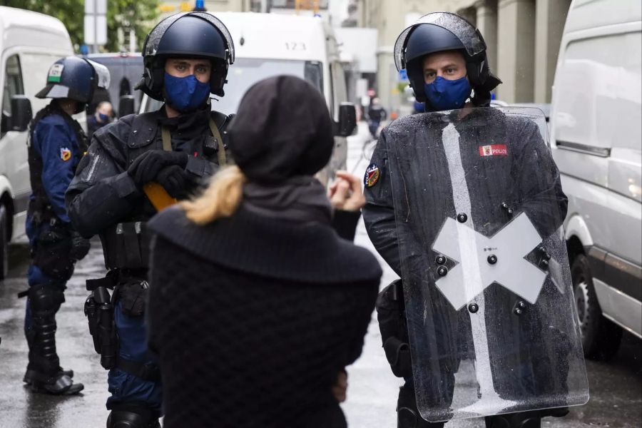 Eine Corona-Skeptikerin redet auf Polizisten ein, am Samstag, 15. Mai 2021, in Bern. Die Polizei hat die Umgebung um den Bundesplatz wegen einer erwarteten Demonstration gegen die Massnahmen im Zusammenhang mit dem Coronavirus abgesperrt. (KEYSTONE/Peter Klaunzer)