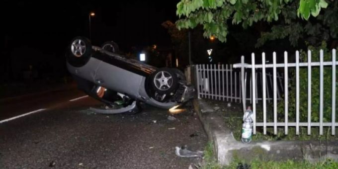 In der Nacht auf Samstag verursachte eine 19-jährige Autofahrerin in Grenchen SO einen Selbstunfall. Unfall Grenchen
