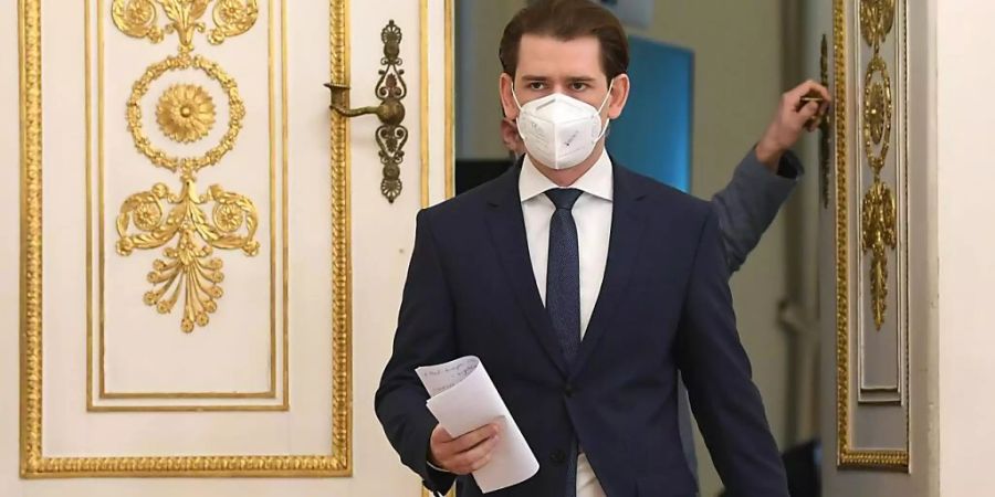 Sebastian Kurz (ÖVP), Bundeskanzler von Österreich, kommt mit Mund-Nasen-Schutz  zu einer Pressekonferenz vor dem Ministerrat im Bundeskanzleramt in Wien. Foto: Helmut Fohringer/APA/dpa