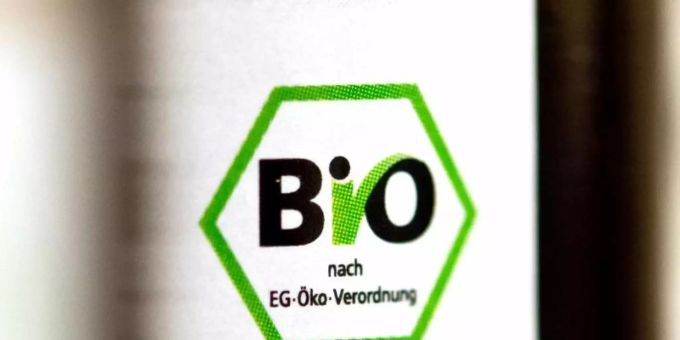Bio-Getränke dürfen keine nichtbiologischen Zutaten enthalten. Somit ist in der Regel auch der Einsatz von Calciumcarbonat nicht zulässig. Foto: Daniel Naupold/dpa Bio-Getränke dürfen keine nichtbiologischen Zutaten enthalten. Somit ist in der Regel auch der Einsatz von Calciumcarbonat nicht zulässig. Foto: Daniel Naupold/dpa
