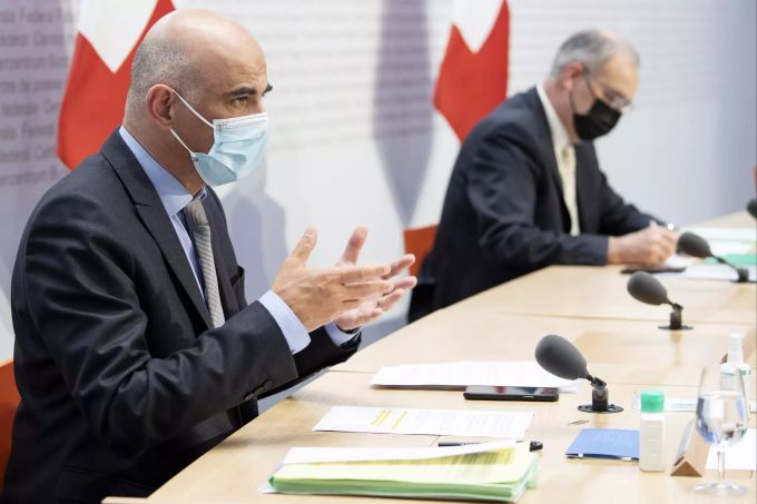 Bundespräsident Guy Parmelin, rechts, und Bundesrat Alain Berset äussern sich an einer Medienkonferenz zu Covid 19 Massnahmen, am Mittwoch, 28. April 2021. Coronavirus