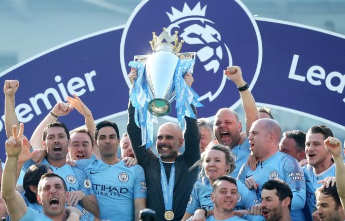 Pep Guardiola (Manchester City) stemmt die Trophäe der Premier League in die Höhe. Pep Guardiola Manchester City