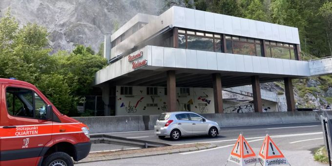Von Feuerwehr und Polizei standen insgesamt 50 Personen im Einsatz. Kantonspolizei Glarus