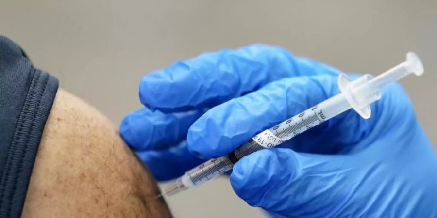 Ein Mann lässt sich in Southfield in Ohio gegen das Coronavirus impfen. Foto: Paul Sancya/AP/dpa