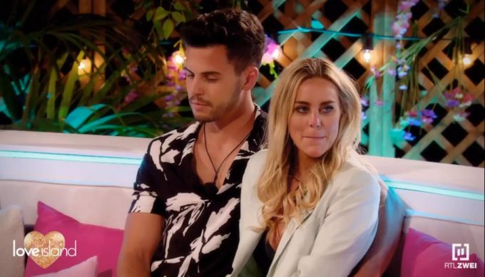 «Love Island»: Nicole kämpft mit den Tränen, als Dennis sie erneut auswählt. «Love Island»