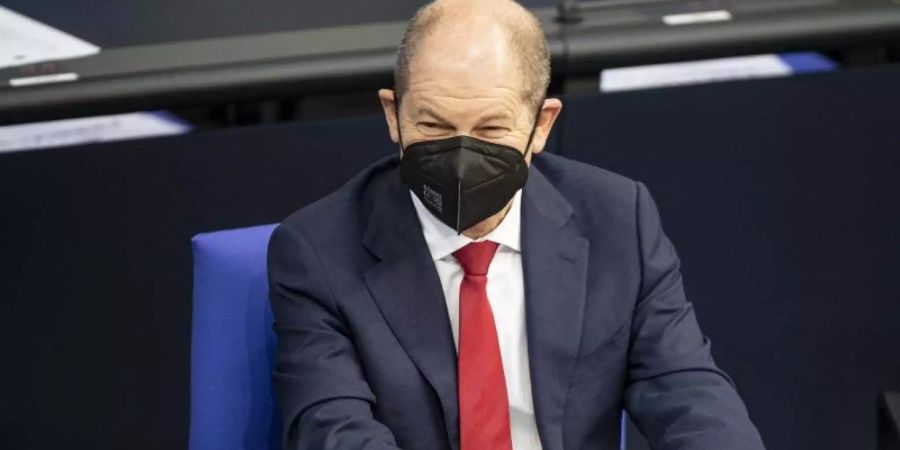 Bundesfinanzminister Olaf Scholz verfolgt die Debatte im Bundestag. Foto: Fabian Sommer/dpa