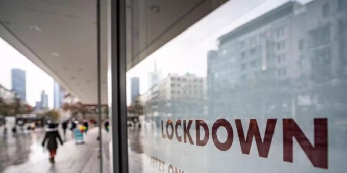 «Lockdown» steht im Schaufenster eines geschlossenen Kaufhauses auf der Frankfurter Zeil, das darunter zum Online-Einkauf rät. Foto: Frank Rumpenhorst/dpa «Lockdown» steht im Schaufenster eines geschlossenen Kaufhauses auf der Frankfurter Zeil, das darunter zum Online-Einkauf rät. Foto: Frank Rumpenhorst/dpa