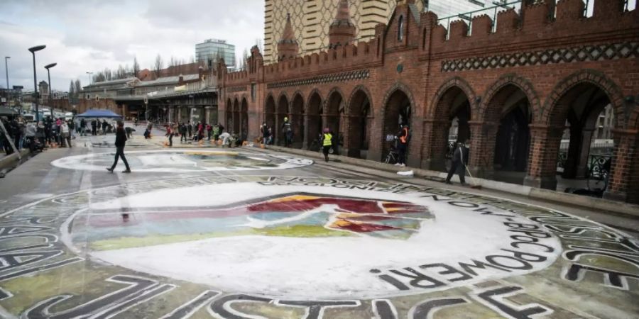 Botschaften auf der Berliner Oberbaumbrücke