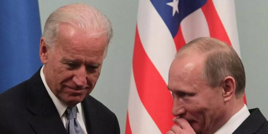 Joe Biden (l) und Wladimir Putin bei einem Treffen im März 2011. Foto: Maxim Shipenkov/EPA/dpa