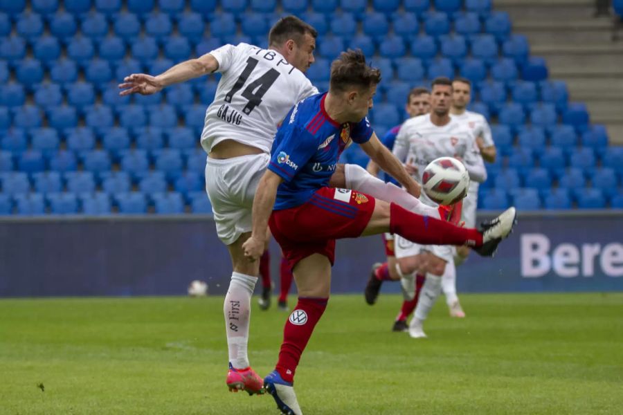 Basels Amir Abrashi (r.) wird von FCV-Mittelfeldspieler Milan Gajic (l.) bedrängt.