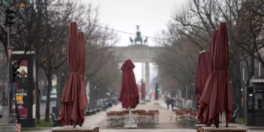 Leere Restauranttische Unter den Linden in Berlin