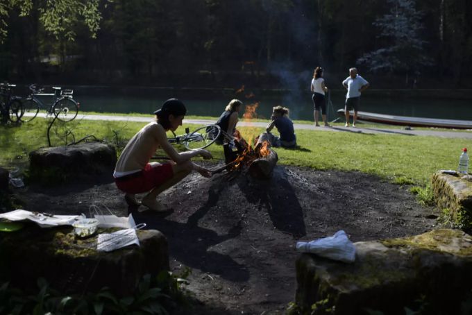 Ein Grillfest im Park. Ist denn das nun in Ordnung wegen der neuen Regeln im Bezug auf das Coronavirus? Coronavirus Grillfest