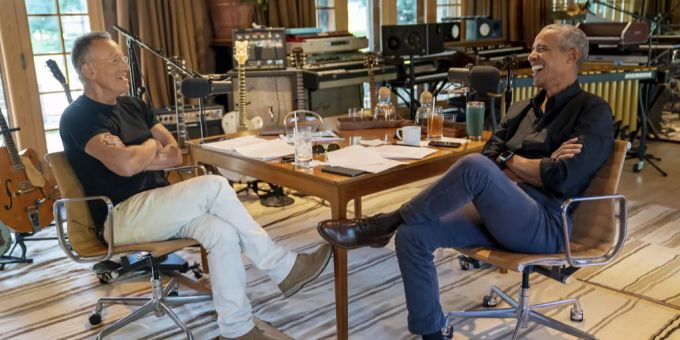 Bruce Springsteen und Barack Obama bei einer Aufnahme für ihren neuen Podcast. bruce springsteen barack obama