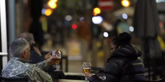Eine britische Studie zeigt auf, in welchen Berufen (zu) viel getrunken wird. Foto: Frank Augstein/AP/dpa Eine britische Studie zeigt auf, in welchen Berufen (zu) viel getrunken wird. Foto: Frank Augstein/AP/dpa