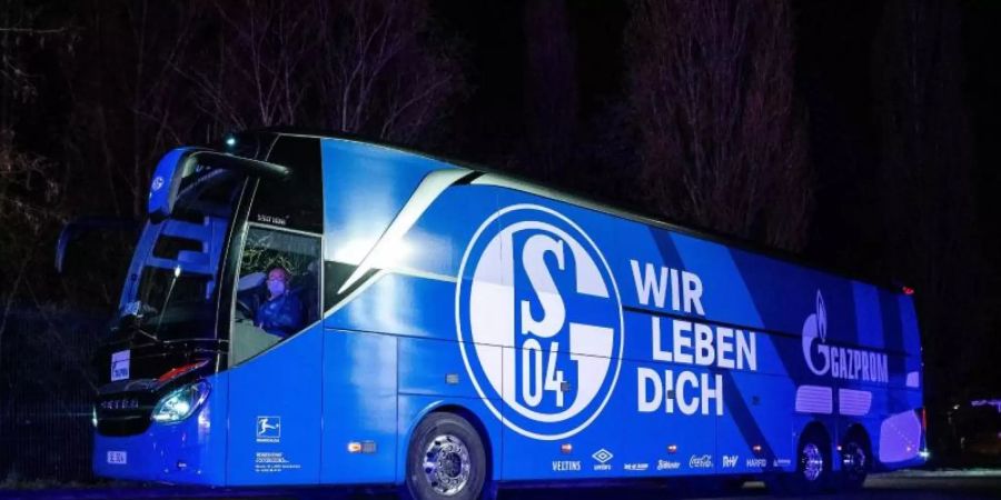Beim FC Schalke 04 gab es wegen der Corona-Fälle im Team vorläufige Entwarnung. Foto: Fabian Strauch/dpa