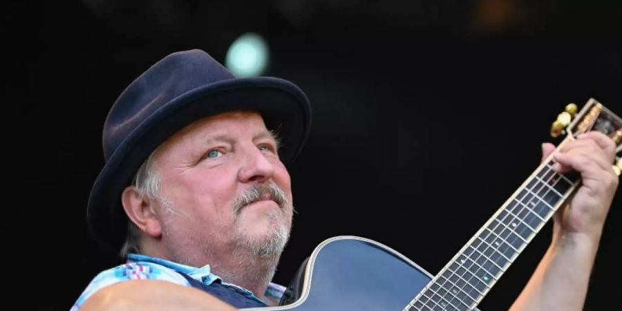 Axel Prahl bei einer Probe vor seinem Konzert auf der Bühne der Stiftung Schloss Neuhardenberg 2020. Foto: Patrick Pleul/dpa-Zentralbild/dpa